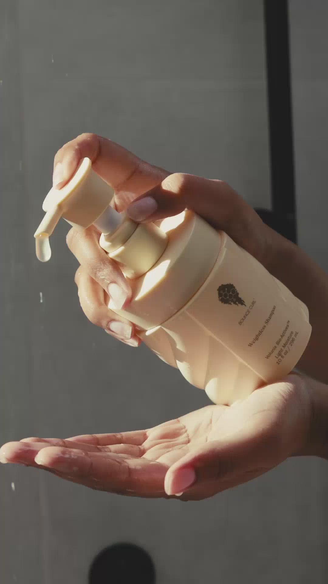 Ladda video: Bounce Curl Weightless Shampoo 296ml